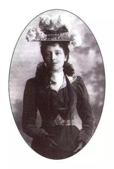 Black and white Photo of Author Lucy Maud Montgomery (1874 - 1942)