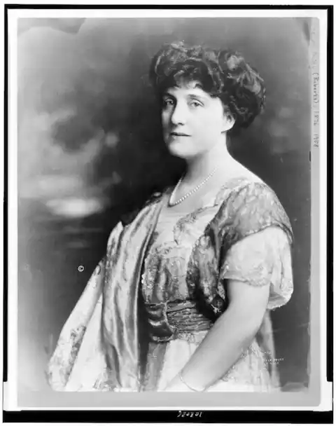 Black and white Photo of Author Mary Roberts Rinehart (1876 - 1958)